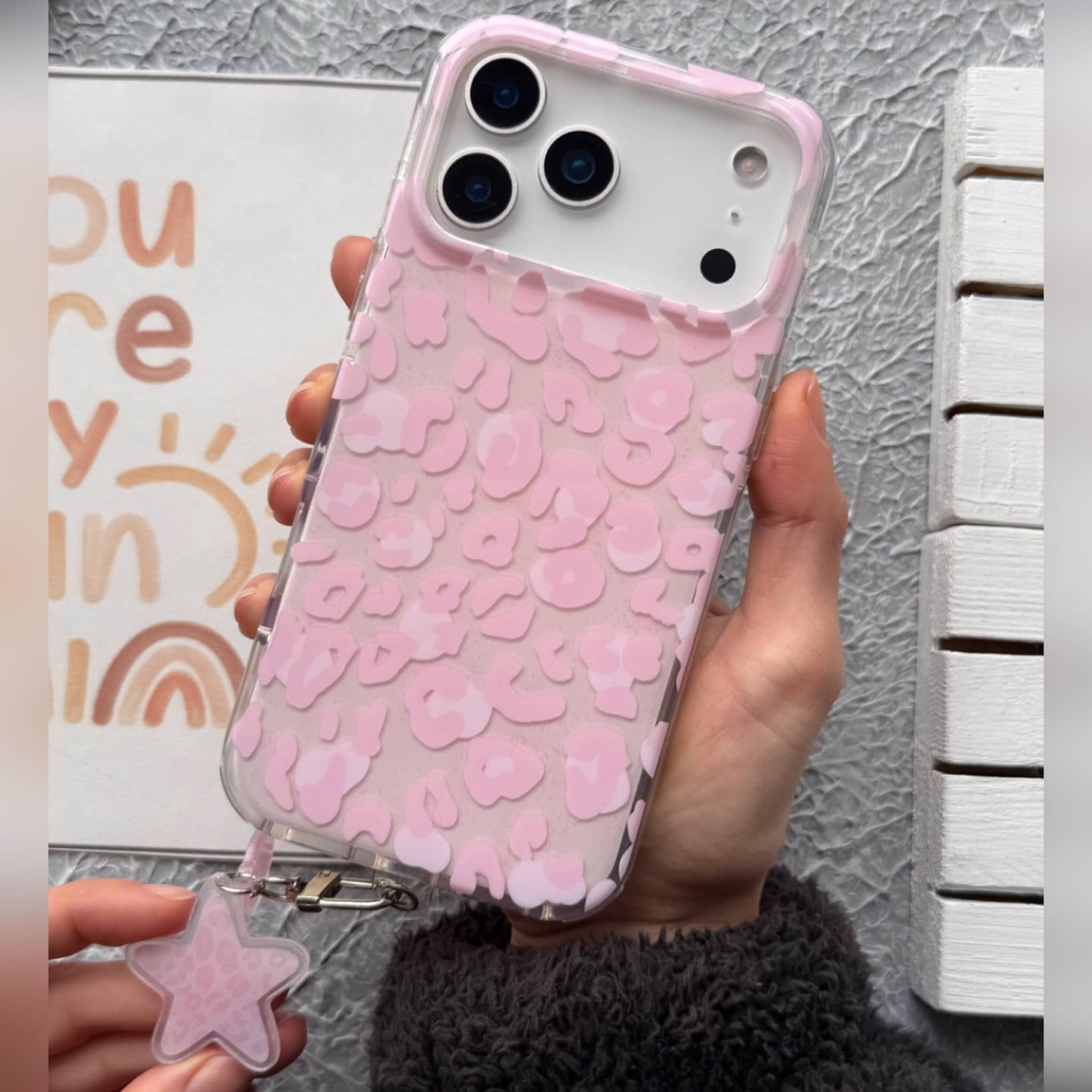 قاب طلقی پلنگی آیفون به همراه آویز